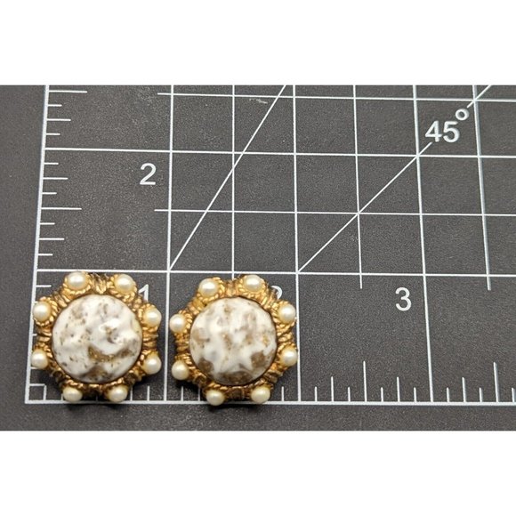Vintage KRAMER Textured Marbled White Gold Faux Pearl Cluster Clip On Earrings - Picture 2 of 9